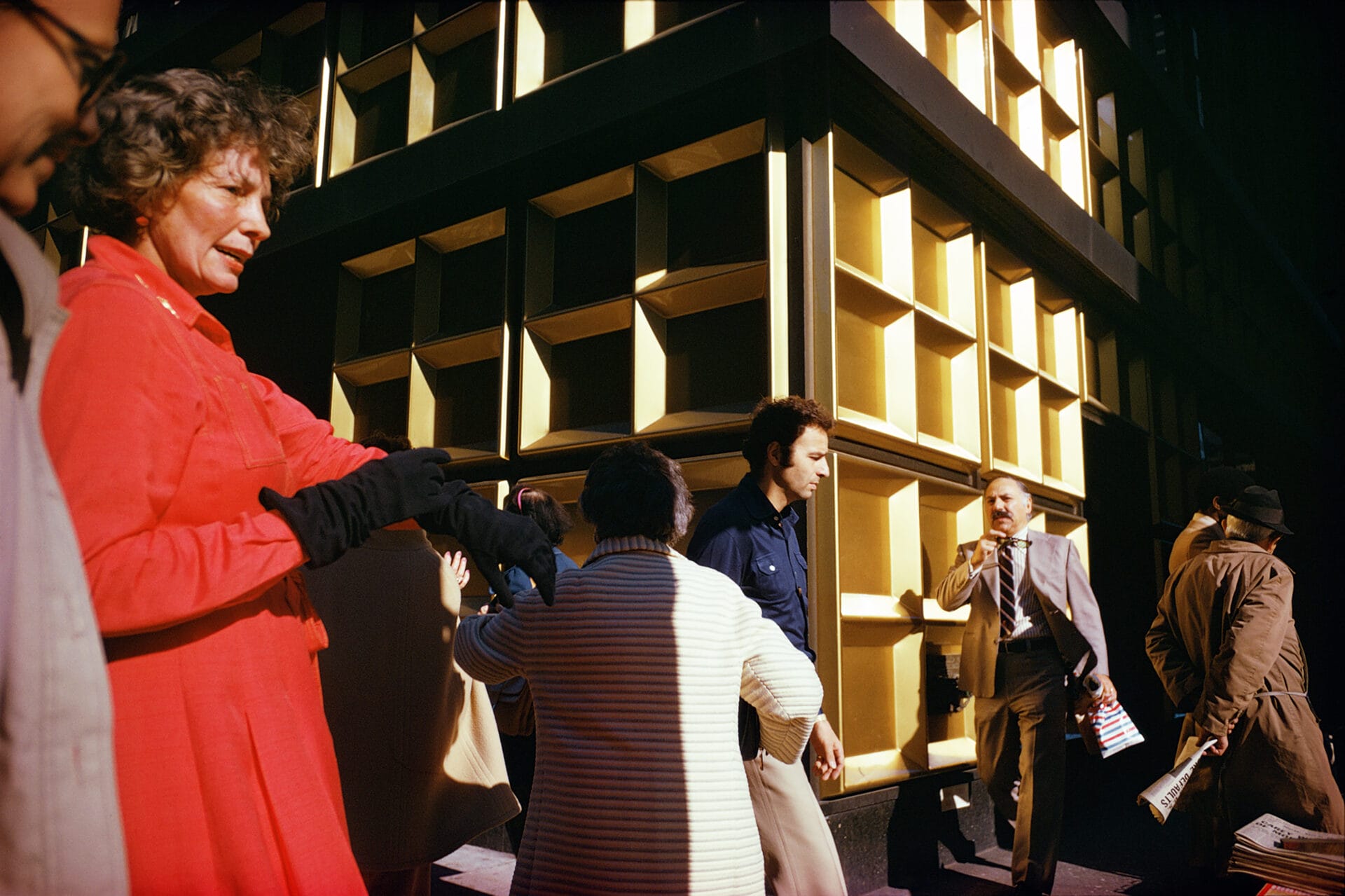 People walking in New York City in the 1970s, photographed by Joel Meyerowitz